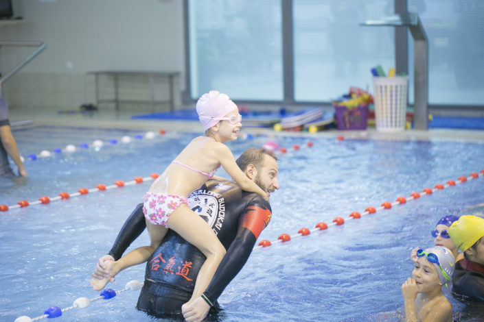 Τα παιδιά μαθαίνουν να κολυμπούν όλα τα στυλ κολύμβησης (ελεύθερο, ύπτιο, πρόσθιο, πεταλούδα)