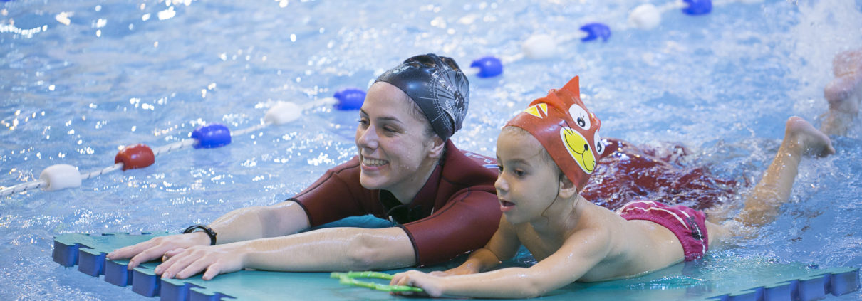 Στις ακαδημίες κολύμβησης έχουμε αναπτύξει ένα πρόγραμμα εκμάθησης κολύμβησης για προσχολική ηλικία που βασίζεται στο παιχνίδι!
