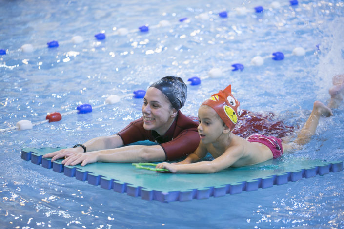 Στις ακαδημίες κολύμβησης έχουμε αναπτύξει ένα πρόγραμμα εκμάθησης κολύμβησης για προσχολική ηλικία που βασίζεται στο παιχνίδι!
